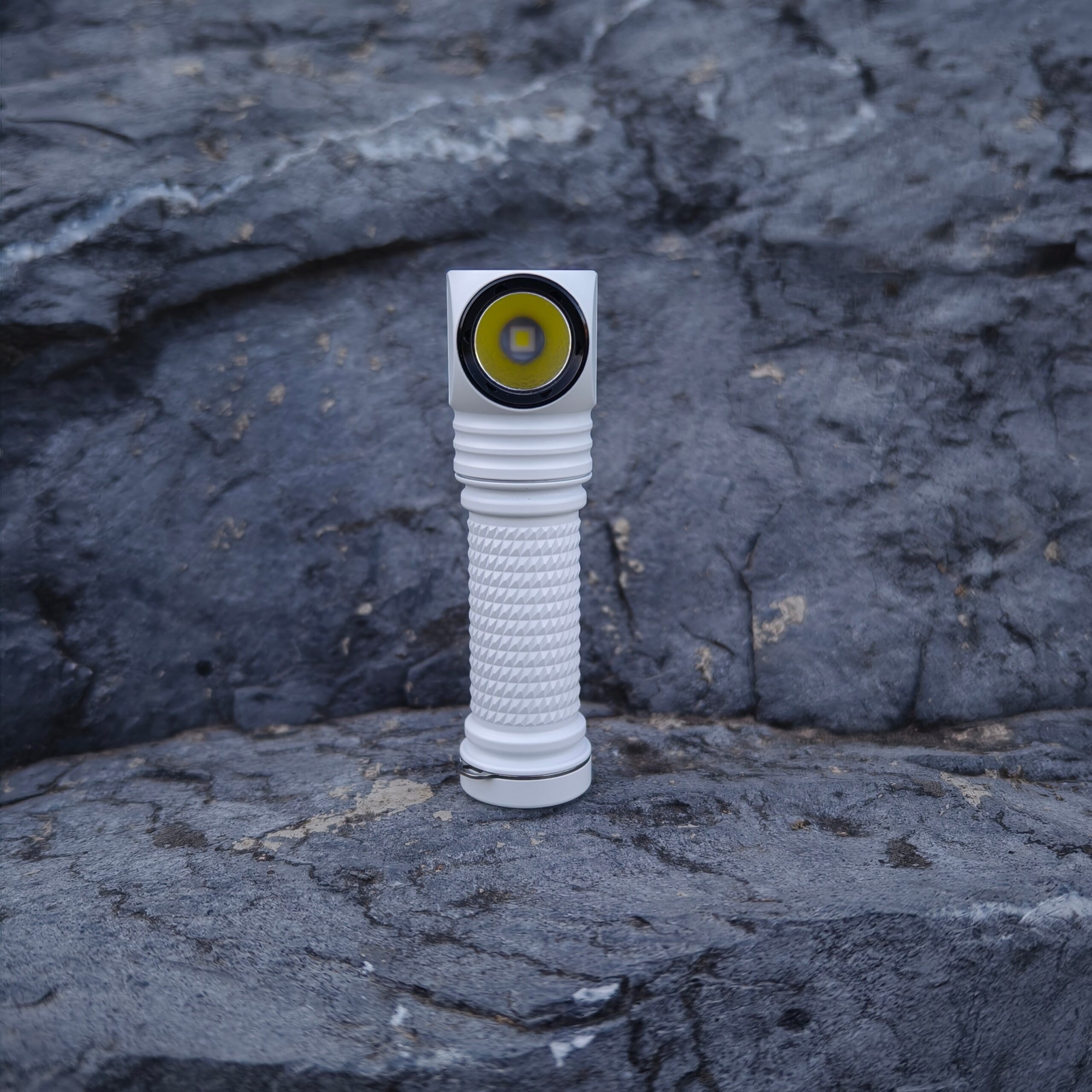 Đèn pin EDC Fireflies L50 Sol - 2,200 lumen - chiếu xa 190 m - Ảnh 3